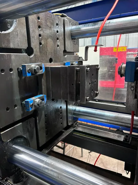 Molde montado en inyectora durante la producción
