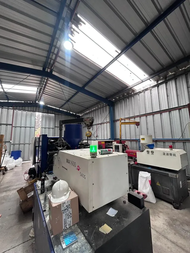 Taller MOLDPLAST — maquinaria de inyección plástica